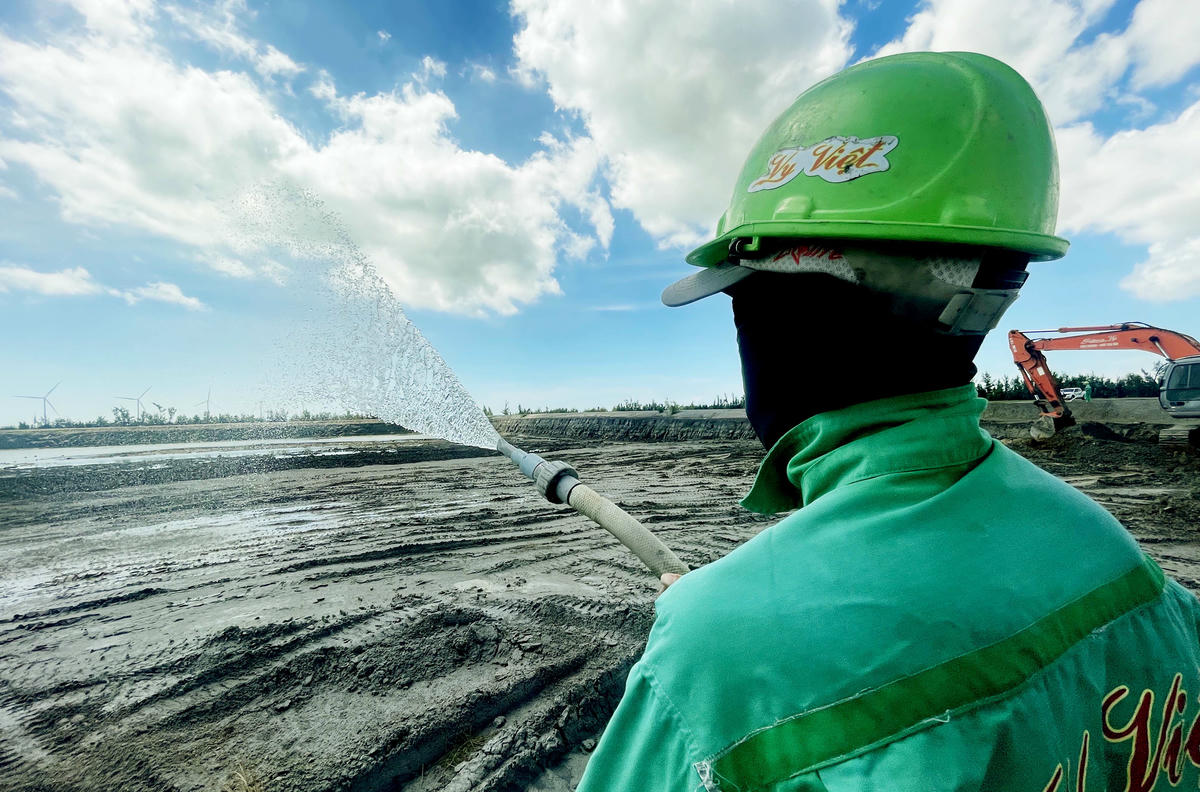 Các ô tro xỉ sau khi chứa đủ sẽ thường xuyên được tưới nước ngọt tái sử dụng từ Nhà máy để giữ ẩm thường xuyên để tránh phát tán bụi ra môi trường xung quanh. Ảnh: Trung Kiên.