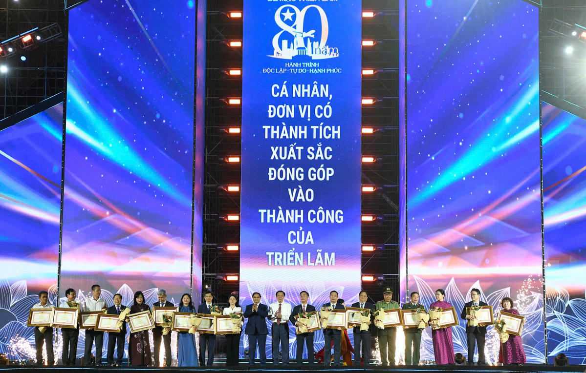 Thủ tướng Phạm Minh Chính và Trưởng ban Nội chính Trung ương Phan Đình Trạc chúc mừng các cơ quan nhận Bằng khen của Thủ tướng Chính phủ vì có thành tích xuất sắc trong tổ chức và thực hiện Triển lãm. Ảnh: Như ý.