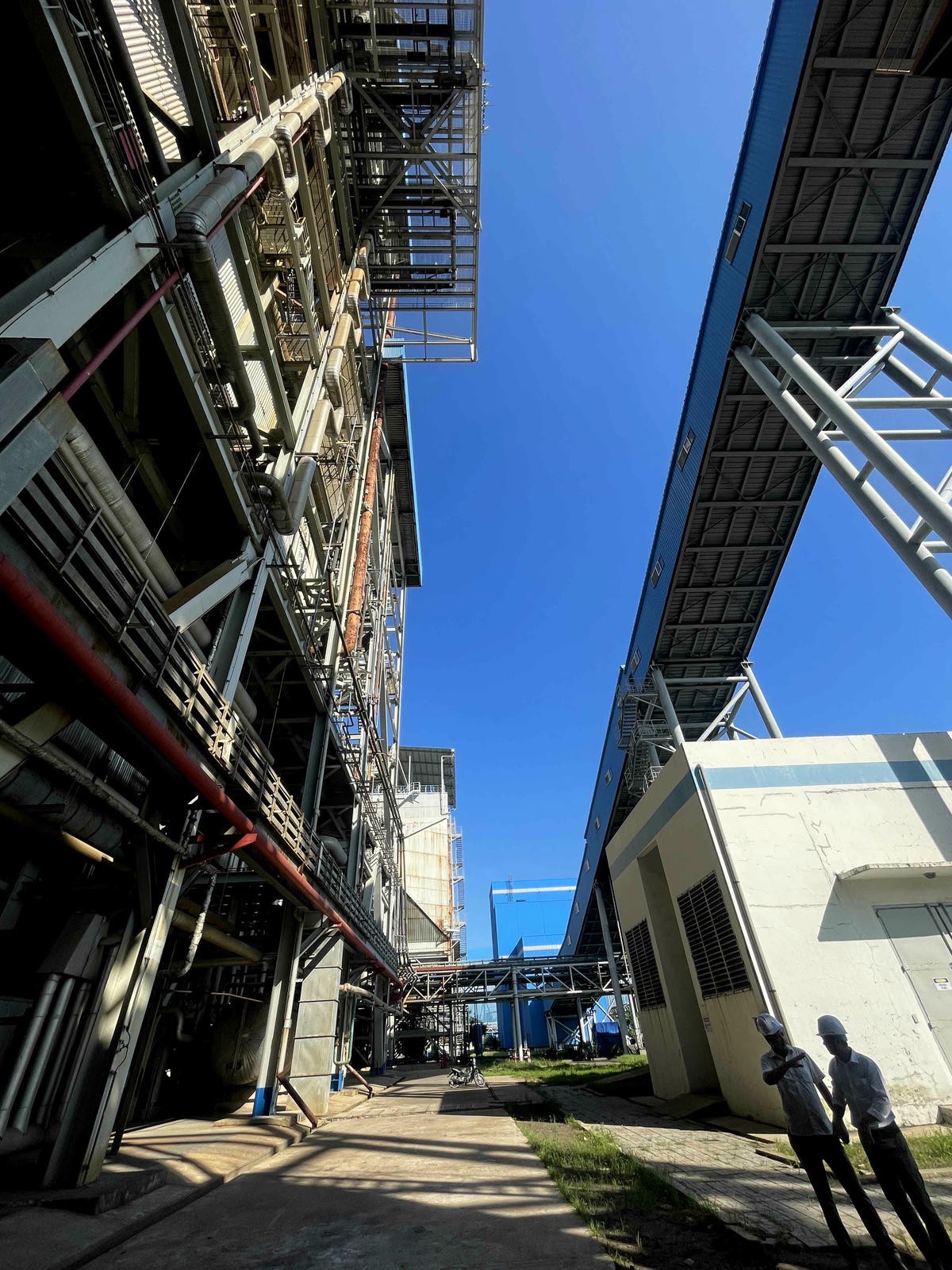 Khu vực của thiết bị thu gom xỉ nằm ở đáy lò của NMNĐ Duyên Hải 1. Ảnh: Trung Kiên. 