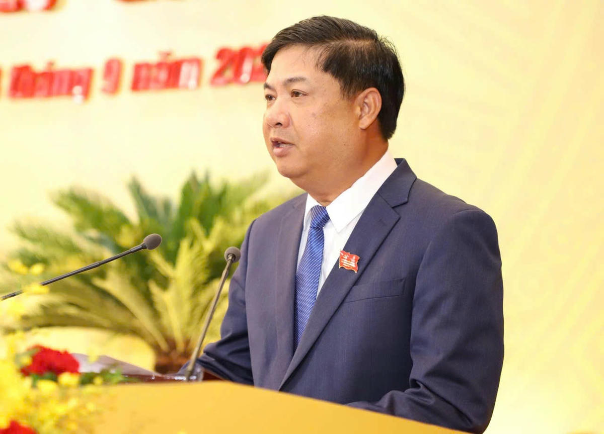 Ông Lương Nguyễn Minh Triết, Bí thư Thành ủy Đà Nẵng nhiệm kỳ 2020 - 2025 điều hành bầu Đoàn Chủ tịch, Đoàn Thư ký và Ban Thẩm tra tư cách đại biểu dự đại hội. Ảnh: Nguyễn Tú.