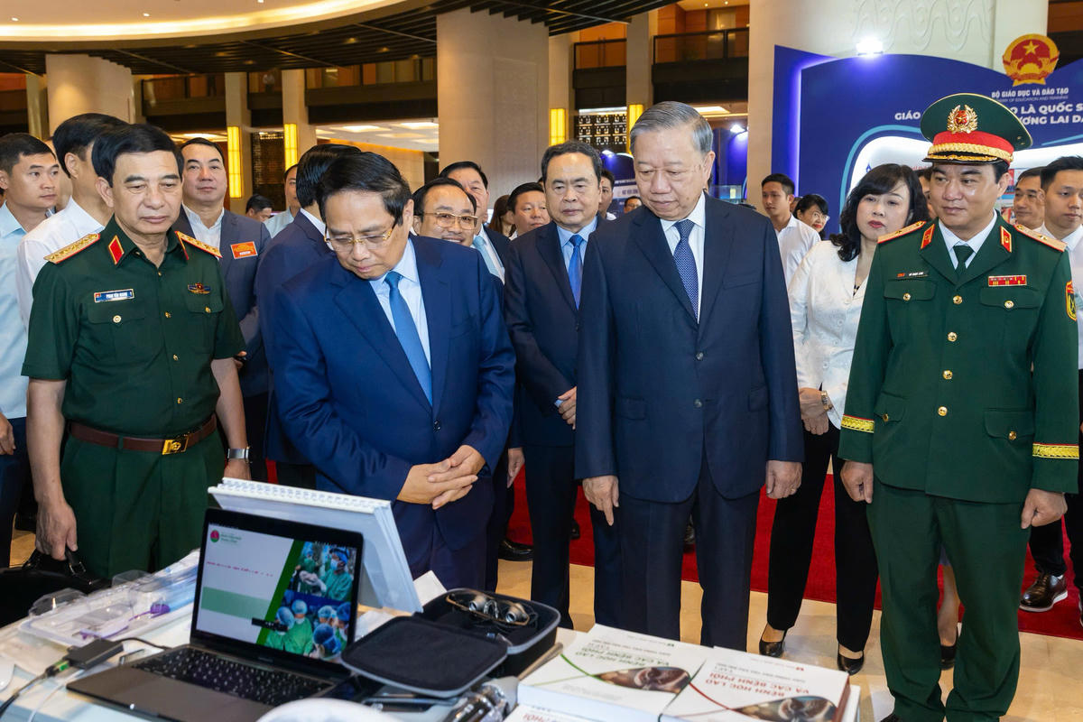 Tổng Bí thư Tô Lâm và các lãnh đạo Đảng, Chính phủ, Quốc hội tham quan triển lãm những thành tựu nổi bật ngành y tế.