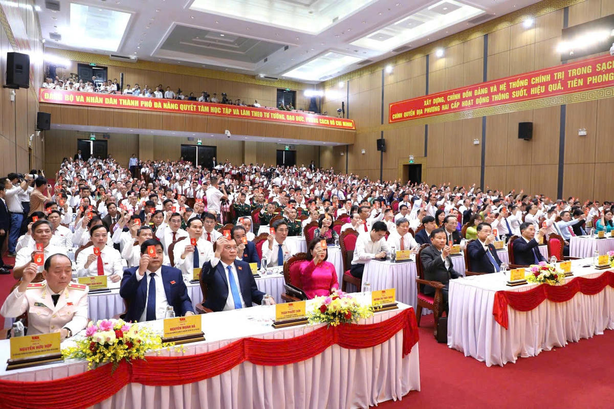 Các đại biểu biểu quyết thông qua chương trình đại hội. Ảnh: Nguyễn Tú