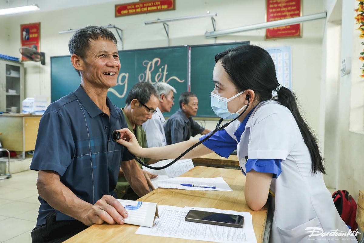 Xã Minh Châu (Hà Nội) tổ chức khám sức khoẻ miễn phí cho nhân dân sau sáp nhập. Ảnh: Quang Vinh