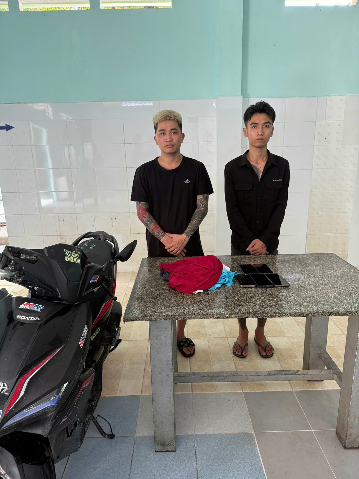 Từ trái qua: Lê Văn Nhâm, Lương Công Thuận. Ảnh: Công an cung cấp.