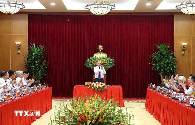  Tổng Bí thư Tô Lâm gặp mặt Ban Thường vụ Trung ương Hội Khuyến học Việt Nam. (Ảnh: Thống Nhất/TTXVN) 