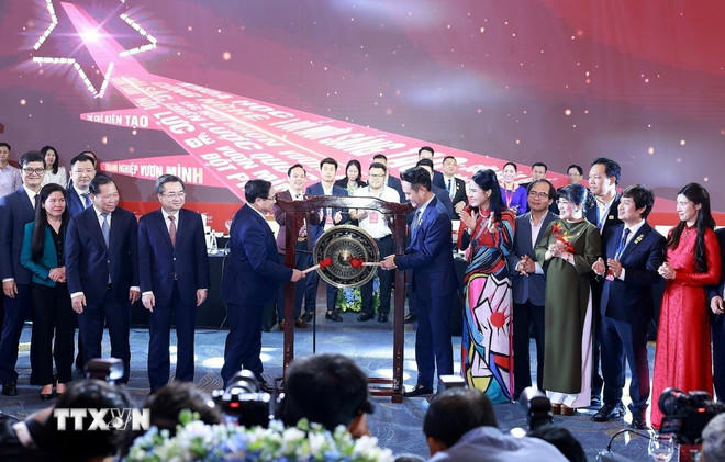 Thủ tướng Phạm Minh Chính tiến hành nghi thức đánh cồng khởi động một giai đoạn phát triển mới tại Diễn đàn Kinh tế tư nhân Việt Nam (VPSF) 2025. (Ảnh: Dương Giang/TTXVN)