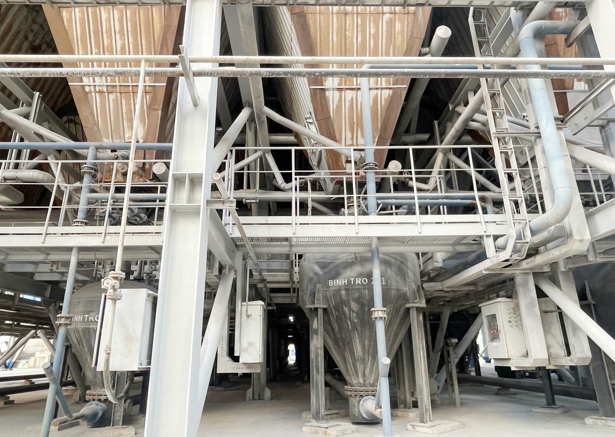 Hệ thống thu gom tro bay của NMNĐ Duyên Hải 1. Ảnh: Trung Kiên. 