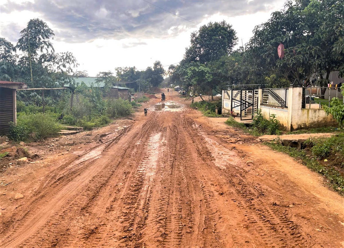 Mặt đường ĐH85 sình lầy, đoạn từ ngã ba xã Đăk Môn đến xã Đăk Long. Ảnh: Nguyễn Tín.