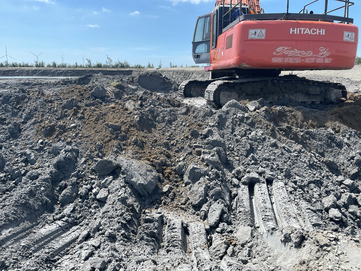 Ông Nguyễn Minh Hùng, PGĐ Công ty Nhiệt điện Duyên Hải thông tin: Hàng năm, tro xỉ của nhà máy đã được Viện Khoa học Công nghệ Xây dựng (Bộ Xây dựng) thực hiện đánh giá, lấy mẫu thử nghiệm và cấp chứng nhận hợp chuẩn theo tiêu chuẩn Việt Nam, cho phép dùng tro xỉ làm vật liệu san lấp và tro bay dùng cho bê tông, vữa và sản xuất xi măng. Ảnh: Trung Kiên. 