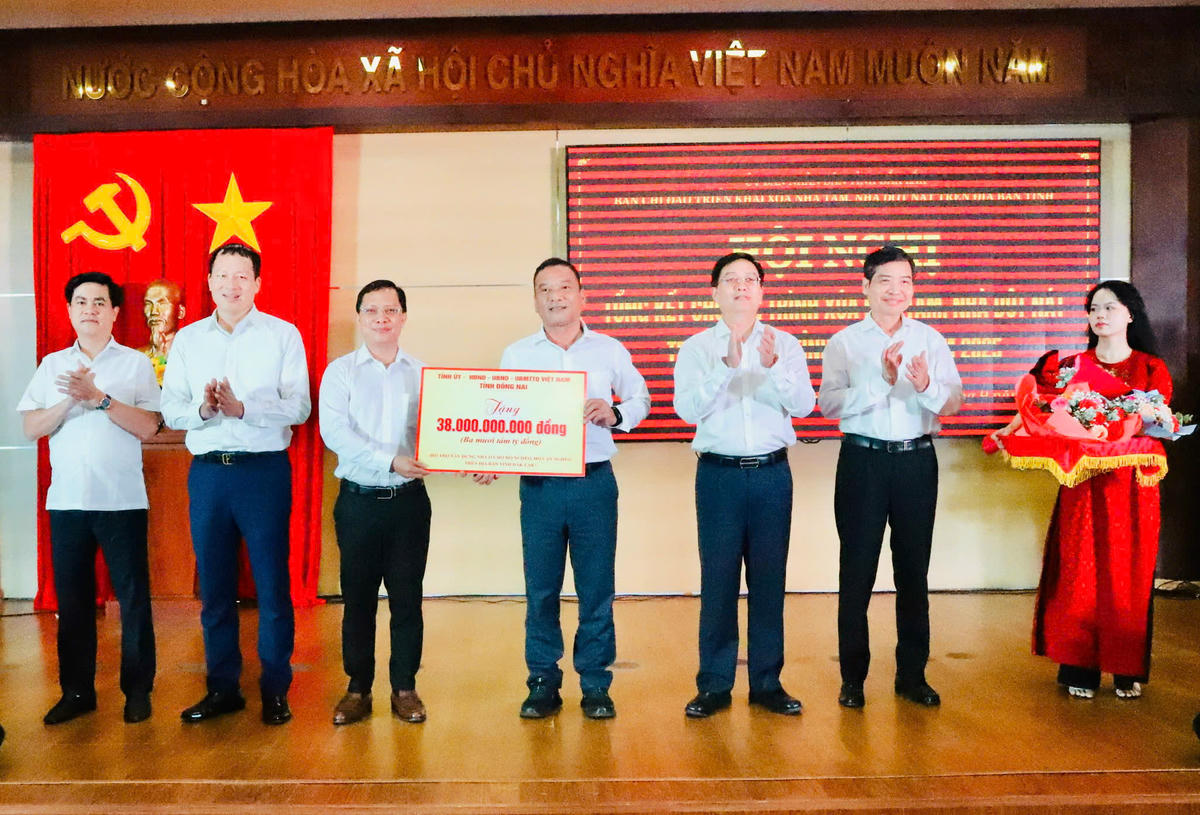 Lãnh đạo tỉnh Đồng Nai trao tặng tỉnh Đắk Lắk 38 tỷ đồng để tiếp tục triển khai công tác xóa nhà tạm, nhà dột nát trong thời gian tới. Ảnh: CL.