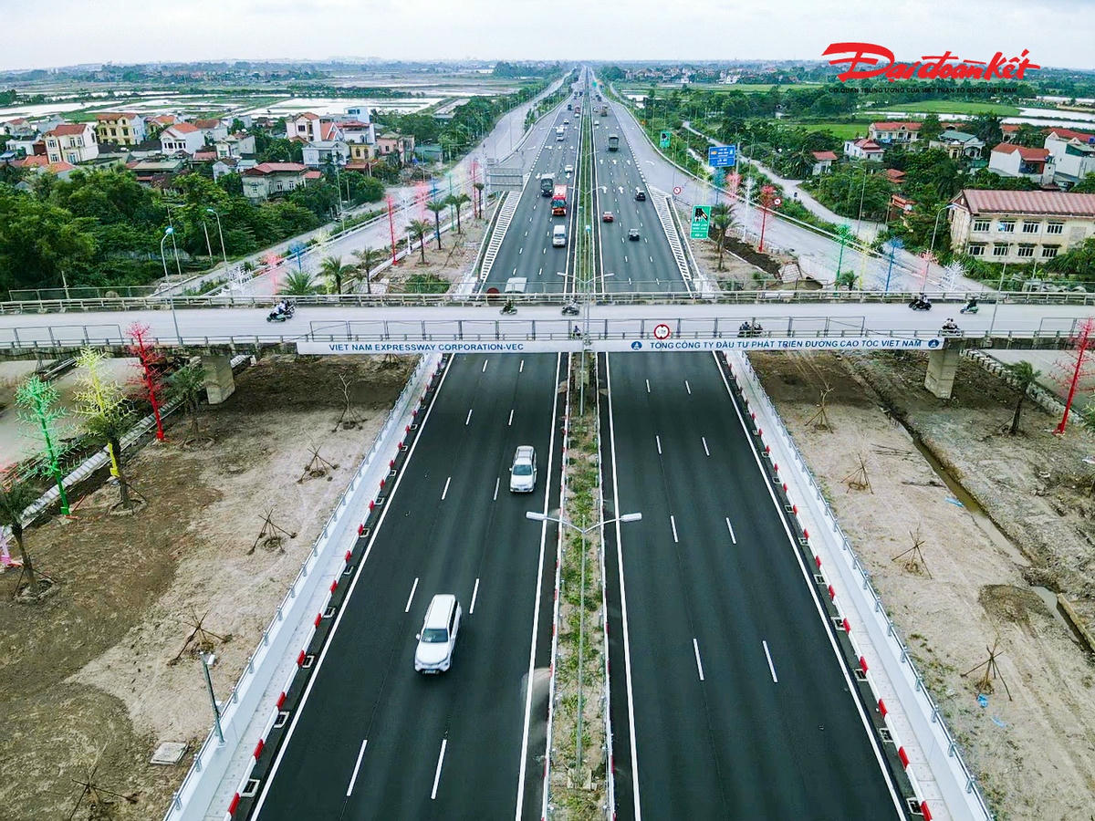 Ông Sơn kỳ vọng, khi đưa vào khai thác, nút giao Phú Thứ sẽ góp phần giải quyết tình trạng ùn tắc, đảm bảo an toàn giao thông trên tuyến cao tốc Cầu Giẽ – Ninh Bình vốn có lưu lượng phương tiện rất lớn. Quan trọng hơn, công trình mở ra sự kết nối trực tiếp giữa cao tốc với tuyến Vành đai 5, rút ngắn đáng kể thời gian di chuyển, tạo điều kiện thuận lợi cho lưu thông hàng hóa và đi lại của người dân trong khu vực. Ảnh: Đình Minh