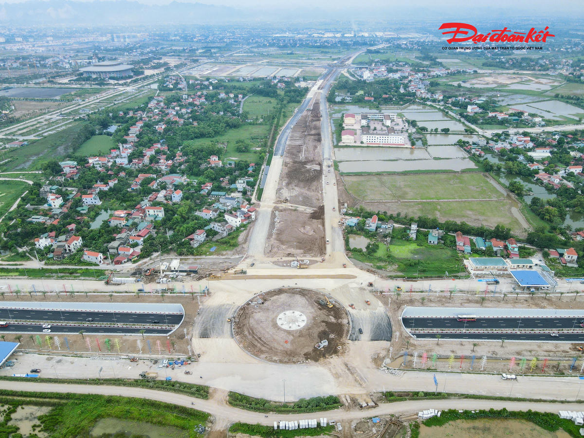 Ngày 9/9, trực tiếp kiểm tra tiến độ thi công tại nút giao này, Phó Chủ tịch UBND tỉnh Ninh Bình Nguyễn Cao Sơn đề nghị chủ đầu tư đôn đốc nhà thầu tập trung nhân lực, máy móc, tăng ca, tăng kíp phấn đấu hoàn thành toàn bộ các hạng mục công trình trước ngày 20/9. Ảnh: Đình Minh