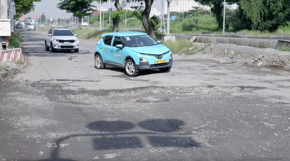 Phía gần đó cũng chịu chung số phận. Ảnh: Đ.X.