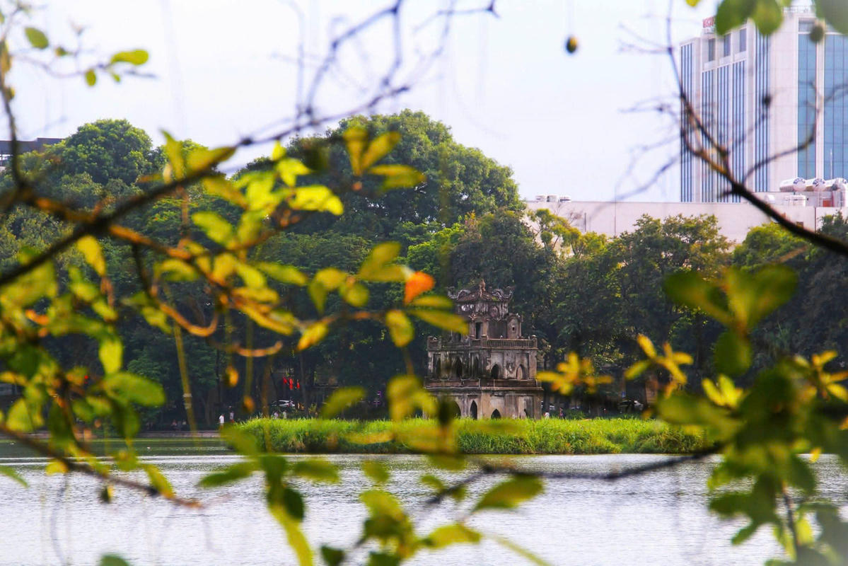 Sắc màu mùa thu bên Hồ Gươm. Ảnh: P. Sỹ
