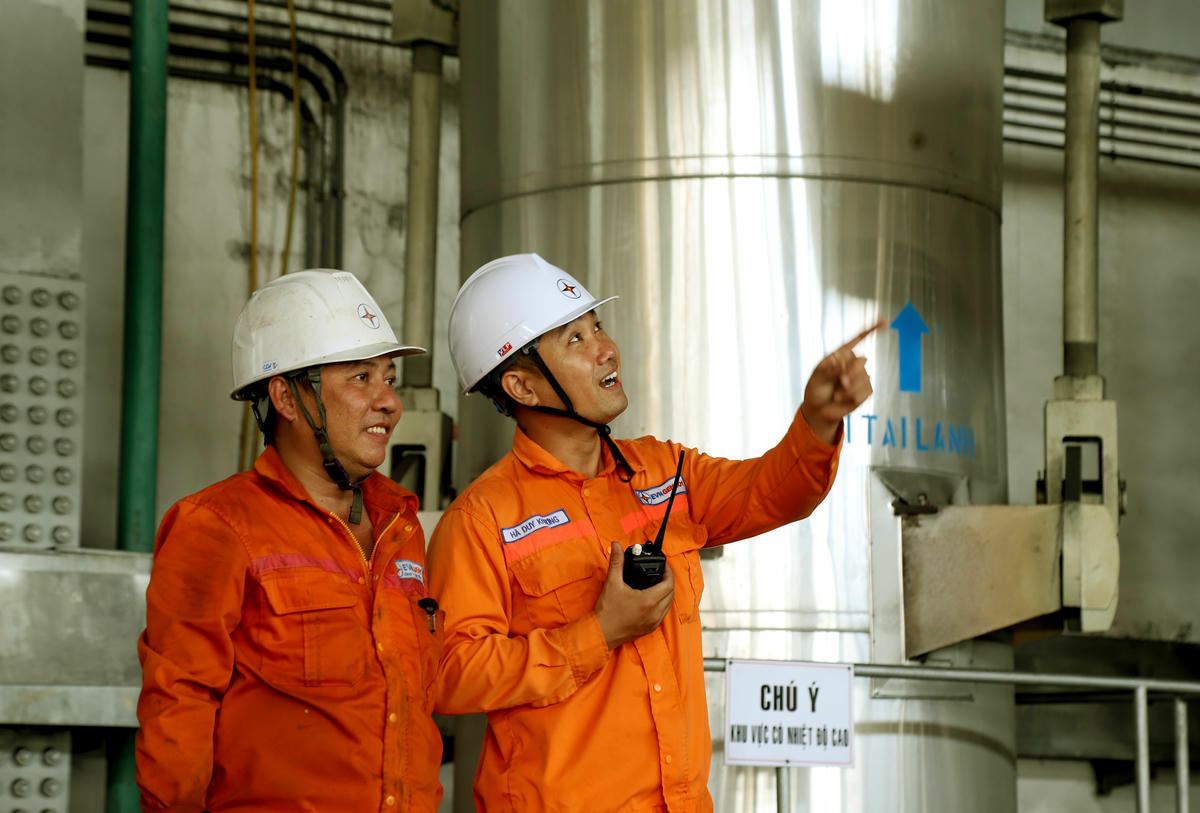 Công nhân của NMNĐ Duyên Hải 1 kiểm tra, trao đổi về các kỹ thuật vận hành nhà máy trơn tru. Ảnh: Trung Kiên. 