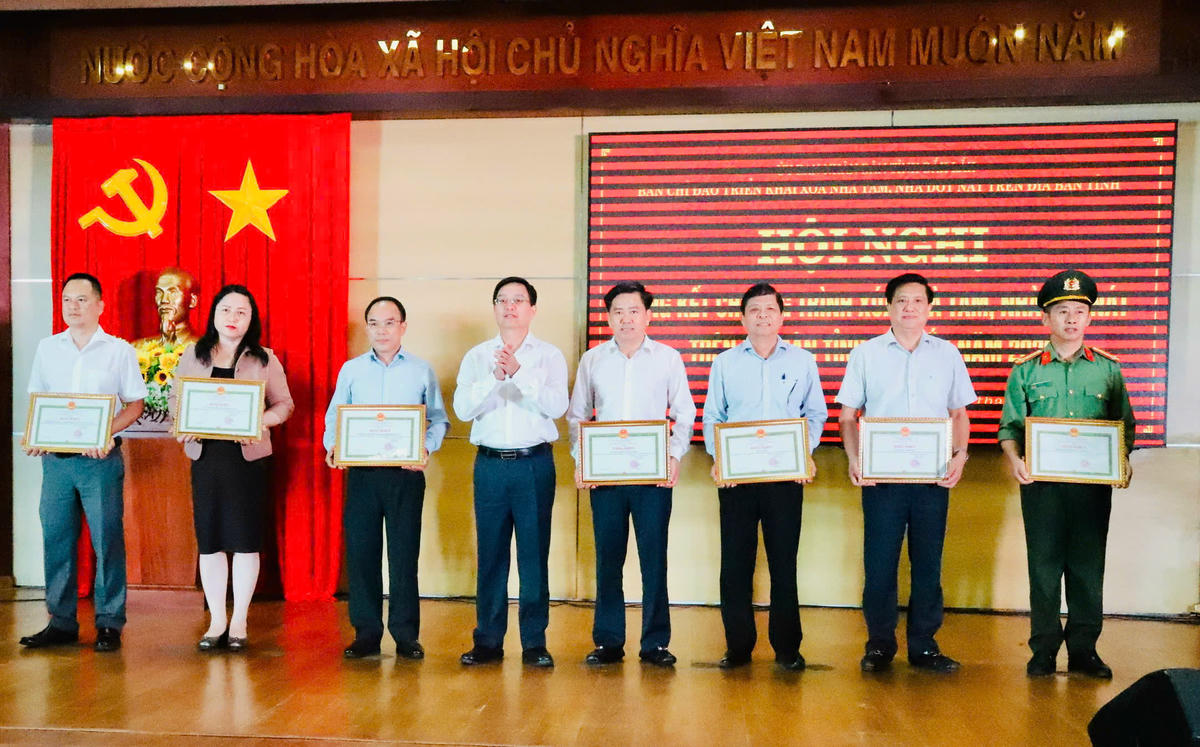 Lãnh đạo tỉnh Đắk Lắk tặng giấy khen cho các tập thể, cá nhân có thành tích xuất sắc trong phong trào. Ảnh: CL.