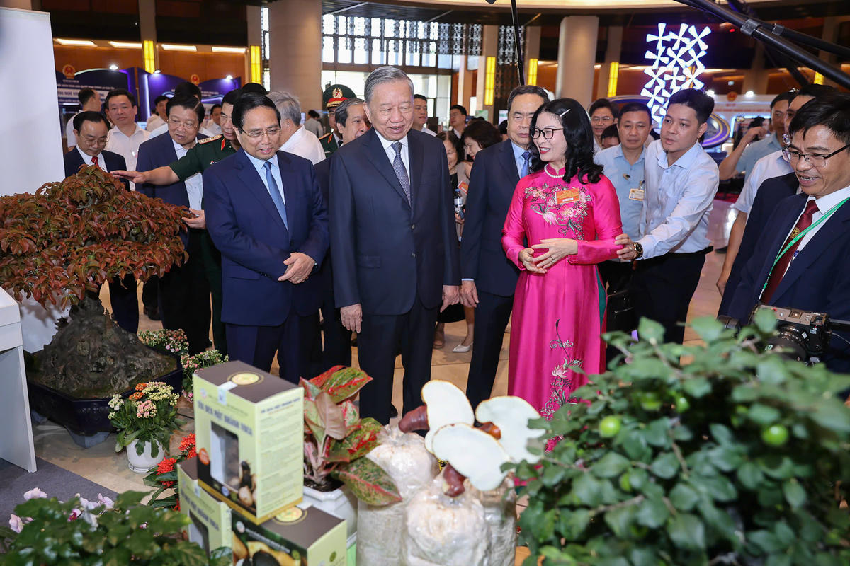 Tổng Bí thư Tô Lâm và các lãnh đạo Đảng, Chính phủ, Quốc hội tham quan gian trưng bày của Học viện Nông Nghiệp Việt Nam.