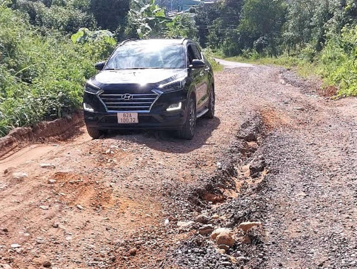 Tuyến đường ĐH83 xuất hiện ổ gà, ổ voi phương tiện lưu thông khó khăn. Ảnh: Nguyễn Tín.