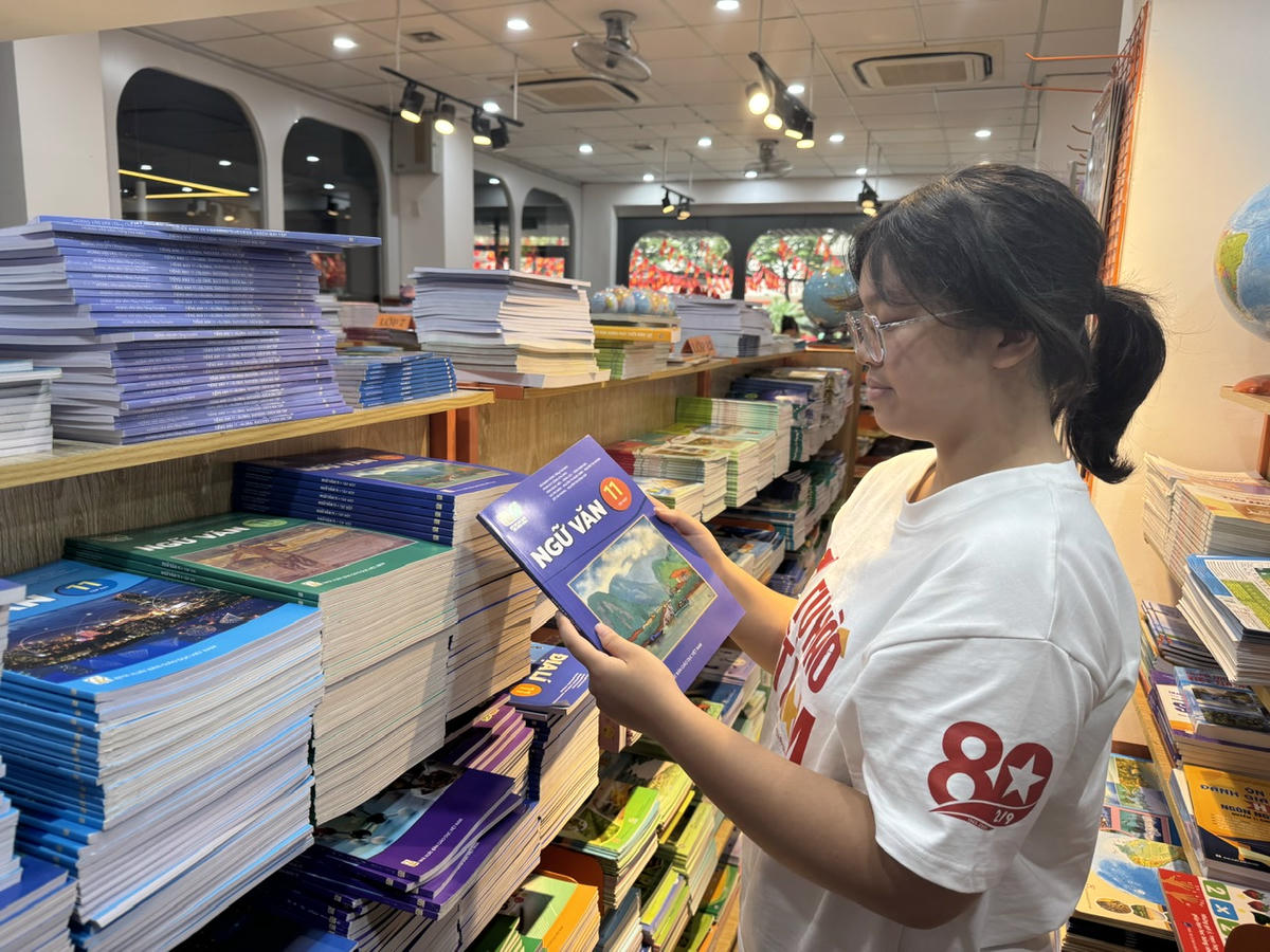 Học sinh mua sách chuẩn bị cho năm học mới 2025-2026. Ảnh: Nguyễn Hoài.