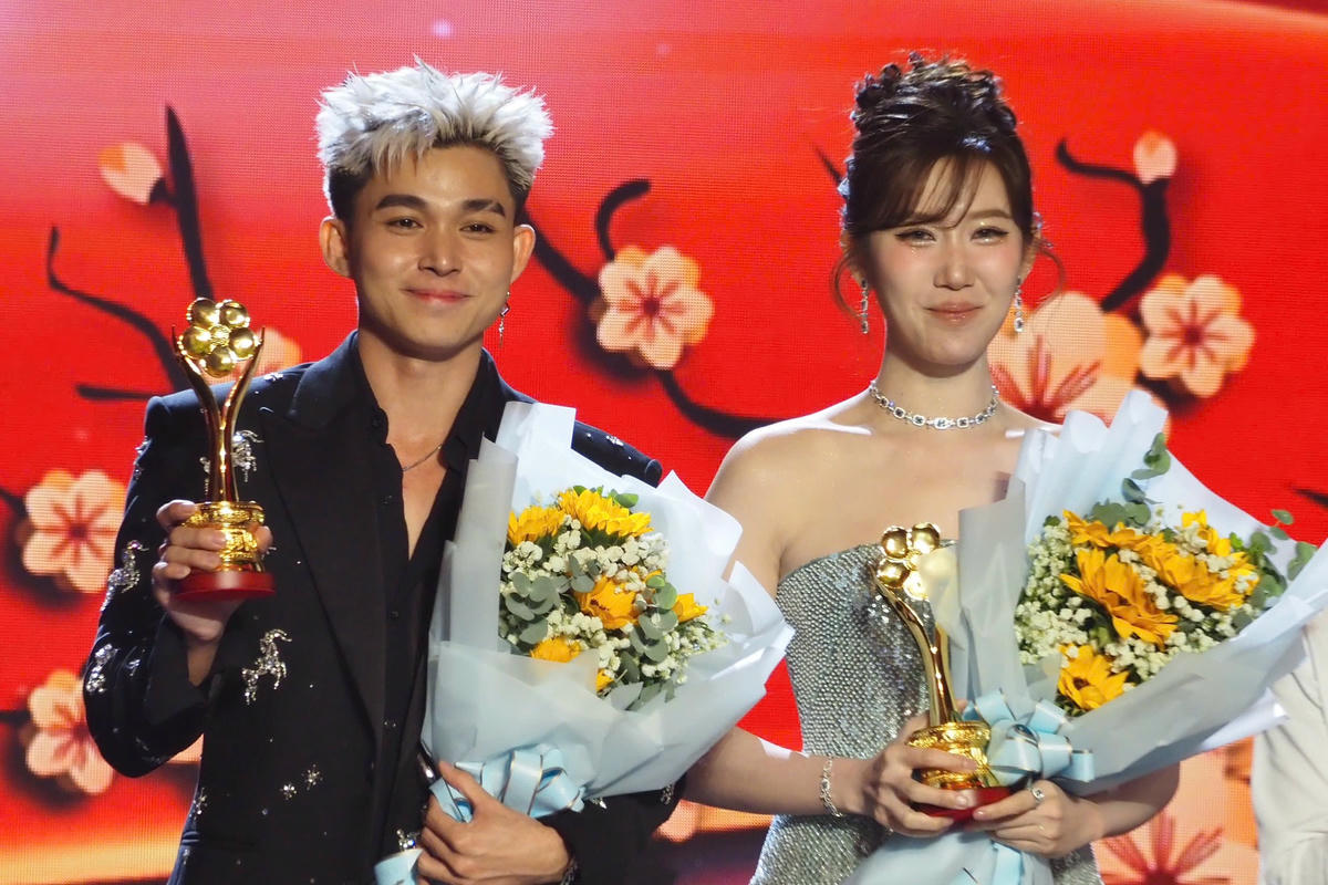 Các nghệ sĩ vui mừng, xúc động được vinh danh tại Giải Mai Vàng (ảnh BTC)