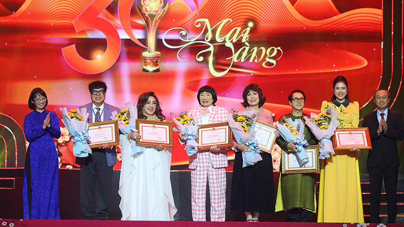 Các nghệ sĩ nhận Bằng khen của Ủy ban nhân dân TPHCM tại Lễ trao Giải Mai Vàng 2024 (Ảnh BTC)