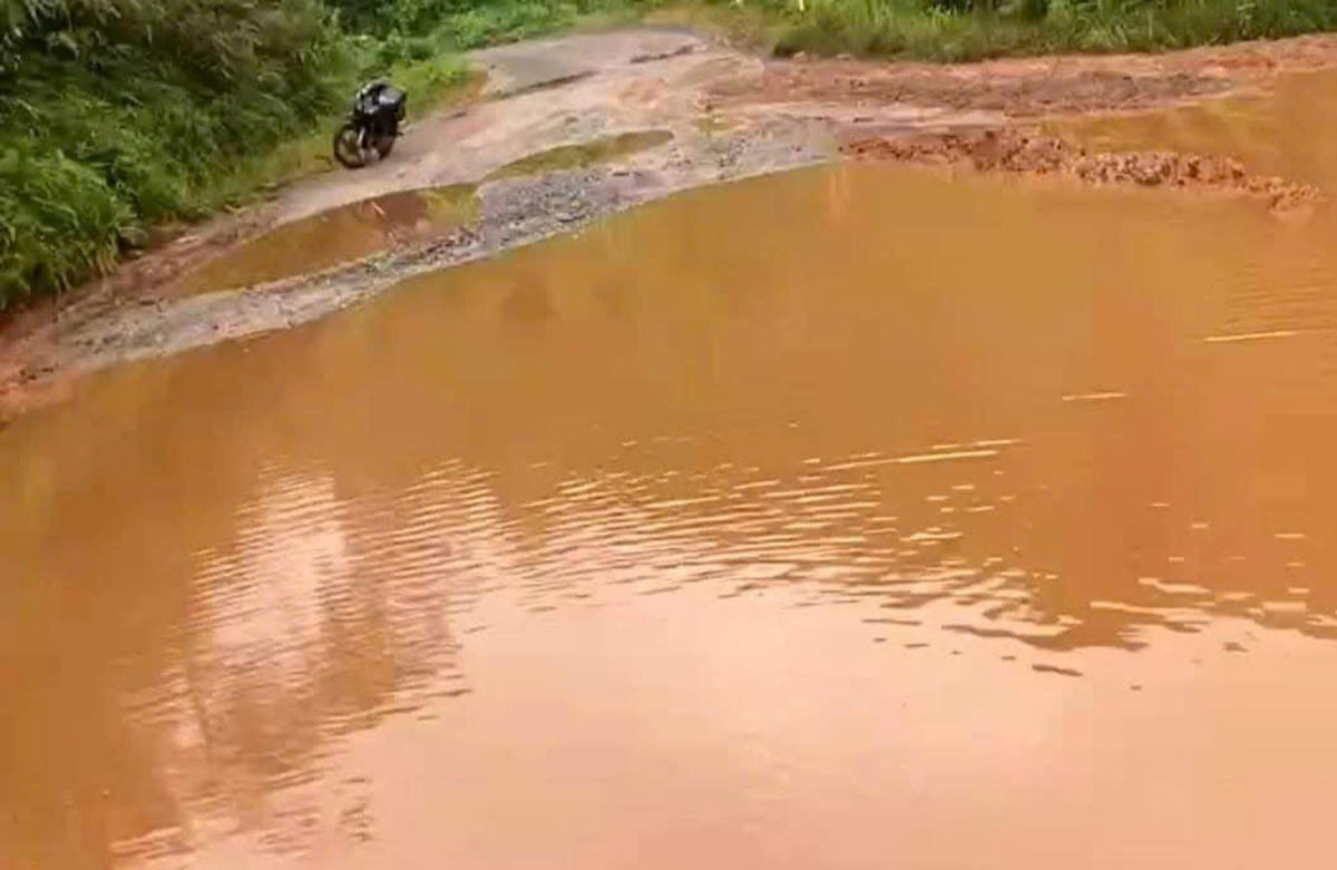 Mưa xuống nước đọng lại thành vũng nước ở tuyến đường ĐH83. Ảnh: Chí Đại.