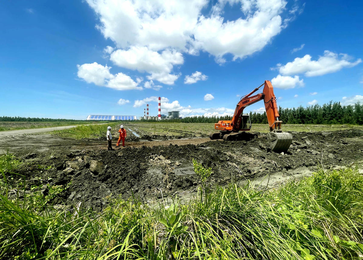 Ông Nguyễn Minh Hùng, PGĐ Công ty Nhiệt điện Duyên Hải cho biết: Những tháng còn lại của năm 2025, công ty cũng sẽ tiếp tục chỉ đạo quyết liệt trong việc tiêu thụ tro xỉ để phấn đấu đạt được 100% khối lượng tro xỉ phát sinh trong năm sẽ được tiêu thụ. Ngoài ra, chúng tôi cũng đang tập trung quyết liệt để giải phóng một phần khối lượng tro xỉ đang lưu tại bãi chứa của Duyên Hải 1, Duyên Hải 3. Ảnh: Trung Kiên. 