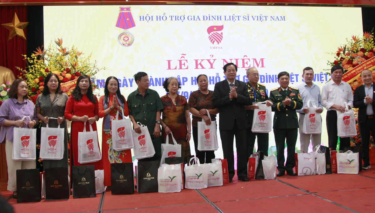 Trao tượng trưng tặng nhà tình nghĩa và quà tặng thân nhân liệt sĩ. Ảnh: N.P.