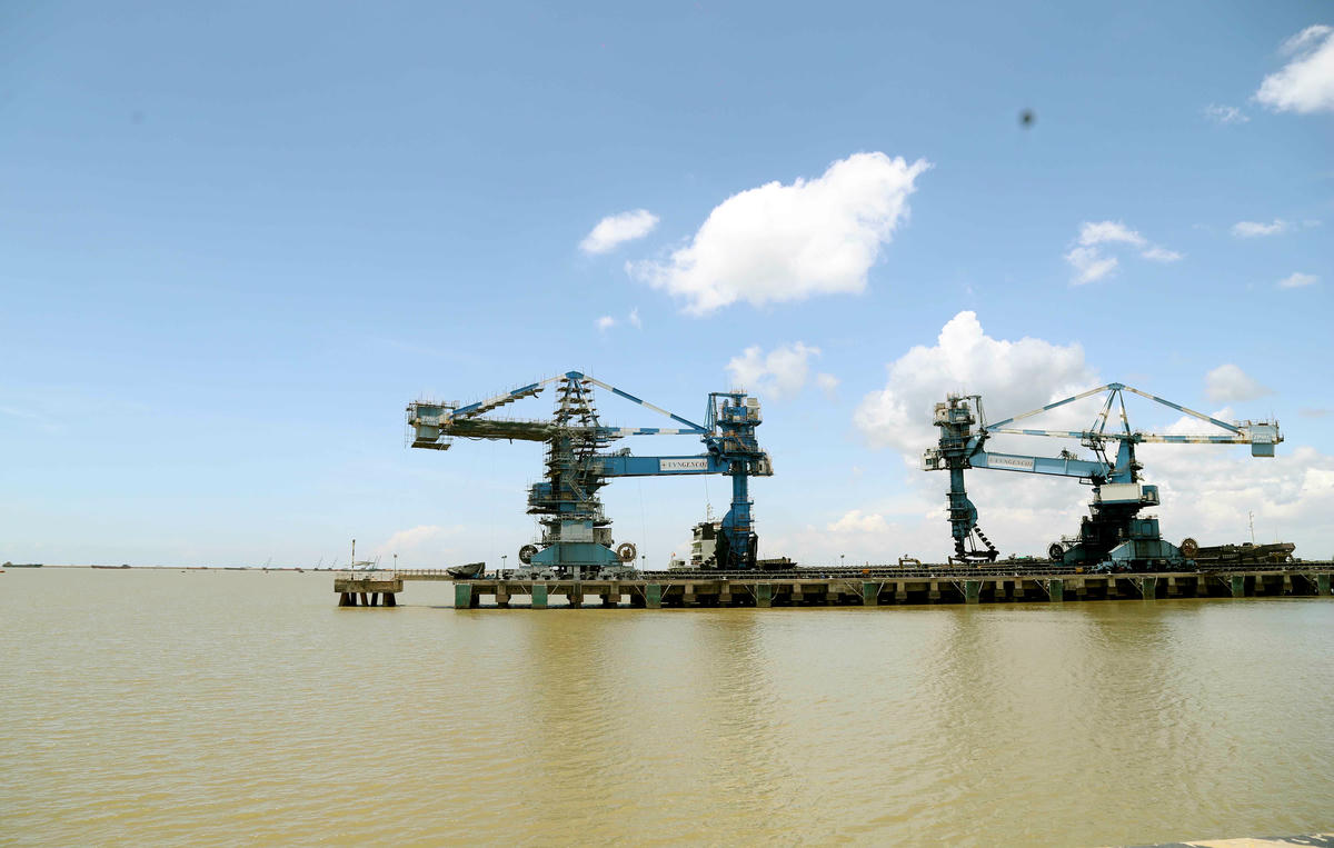 Thiết bị bốc dỡ than (CSU) tại cảng than Trung tâm điện lực Duyên Hải, nơi đây cũng là điểm xuất tro bằng đường ống kín silo để cung cấp cho các đối tác tiếp nhận tro bay bằng tàu/sà lan. Ảnh: Trung Kiên.   