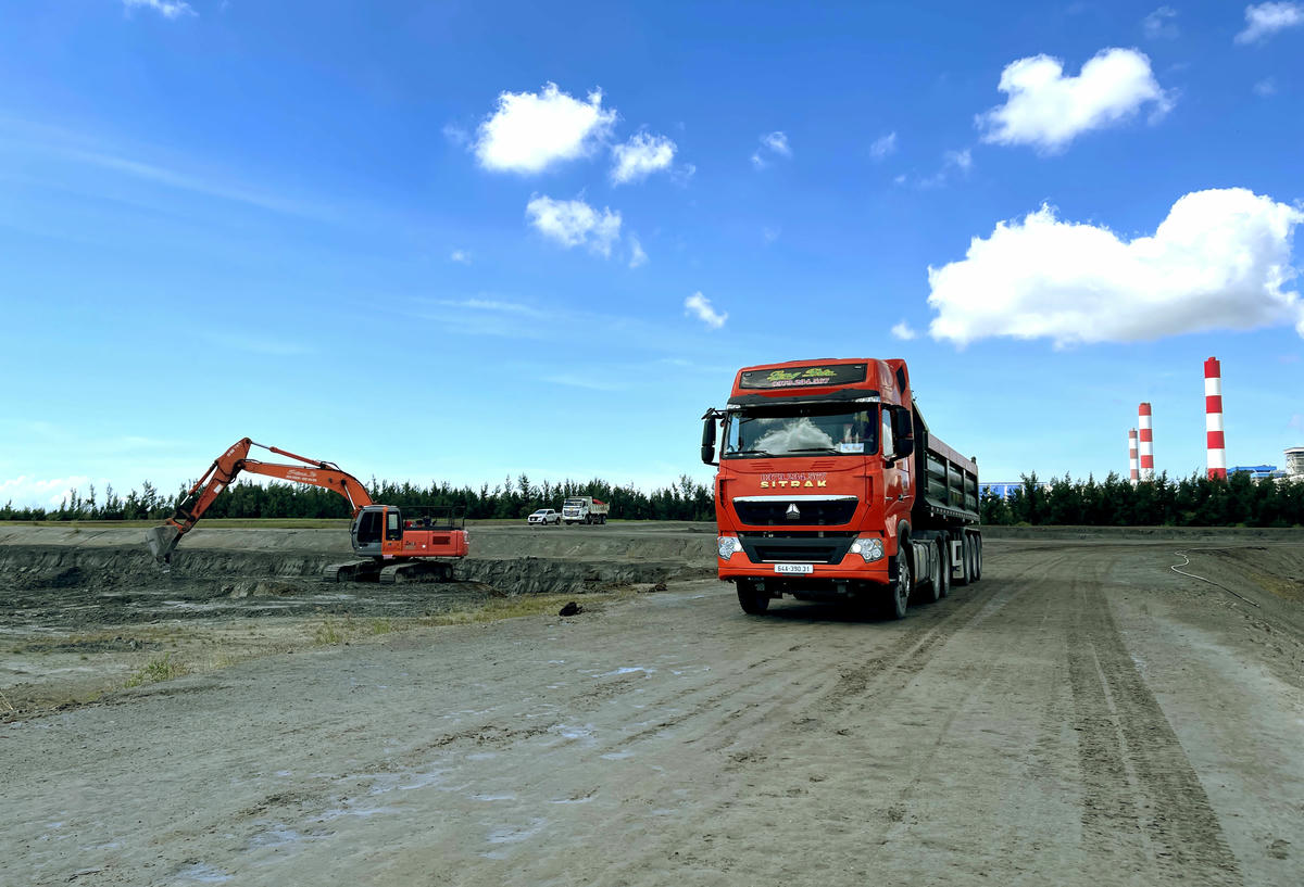 Nhiều doanh nghiệp đang thu gom tro, xỉ để về làm mặt bằng khu công nghiệp hay làm vật liệu sản xuất gạch không nung. Ảnh: Trung Kiên.