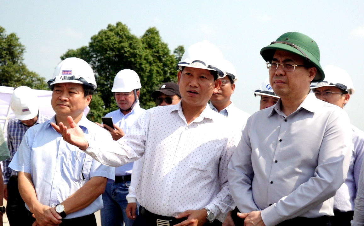 Ông Nguyễn Hoàng Giang, Chủ tịch UBND tỉnh Quảng Ngãi (đội mũ cối xanh) kiểm tra một dự án ở địa phương. Ảnh: CV.