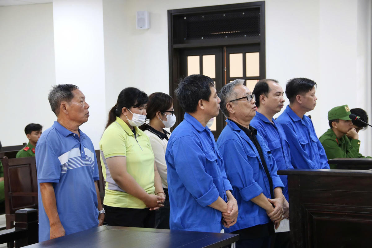 Bí cáo Bùi Quang Ánh ( đeo kính) và các bị cáo tại phiên tòa xét xử. Ảnh: Nguyên Du
