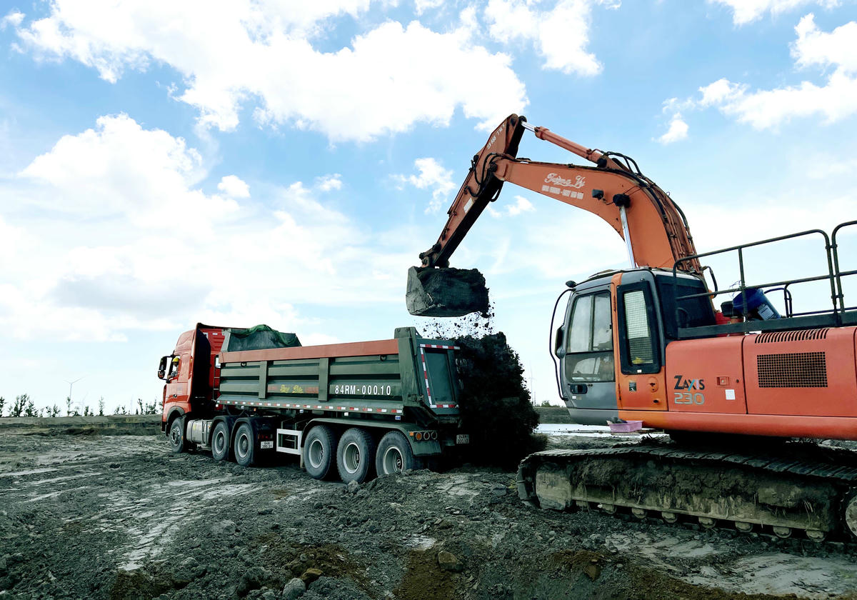 Theo Công ty, những tháng còn lại của năm 2025, sẽ tiếp tục quyết liệt trong việc tiêu thụ tro xỉ để phấn đấu đạt được 100% khối lượng tro xỉ phát sinh trong năm sẽ được tiêu thụ. Ảnh: Trung Kiên. 