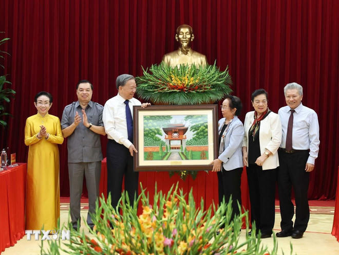  Tổng Bí thư Tô Lâm tặng bức tranh lưu niệm cho Hội Khuyến học Việt Nam. (Ảnh: Thống Nhất/TTXVN) 