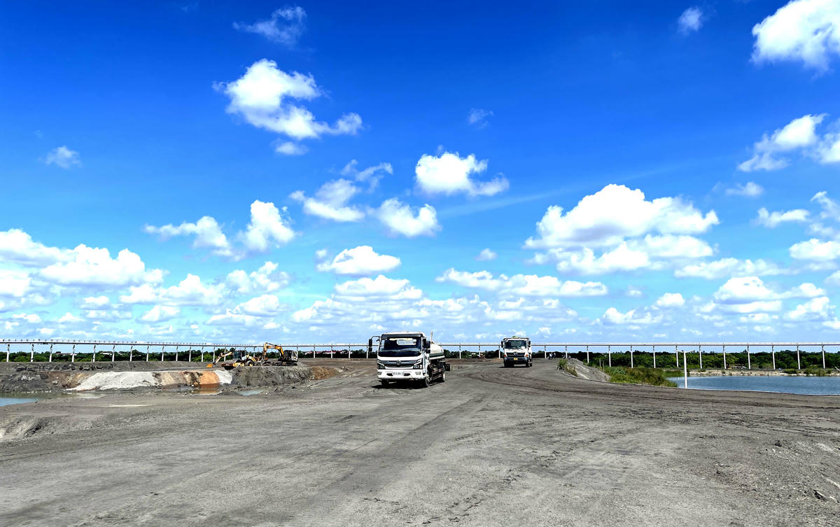 Diện tích bãi chứa xỉ, than của các nhà máy có diện tích từ 2,6 ha đến 4,8 ha. Ảnh: Trung Kiên.  