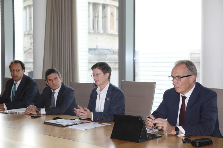 Bà Julia Hoggett, Tổng Giám đốc LSE tại buổi làm việc. Ảnh: MOF.