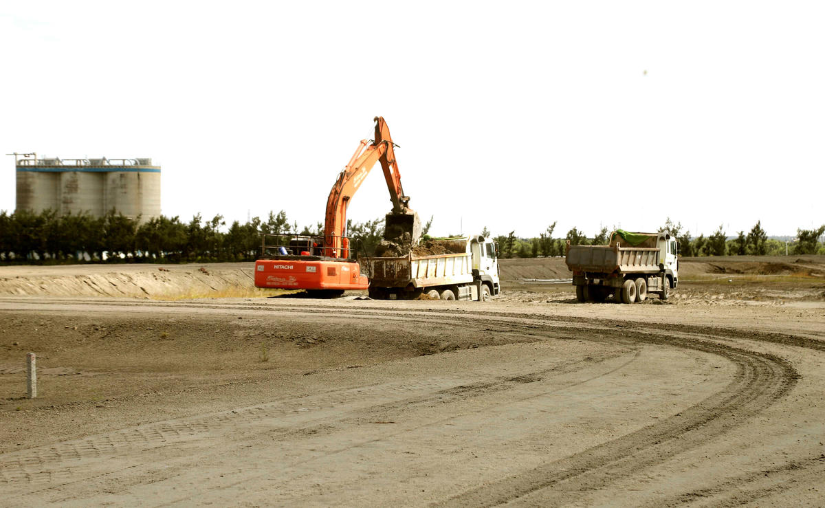 Bãi chứa xỉ than của các nhà máy đang được các đơn vị đến thu gom. Ảnh: Trung Kiên.  