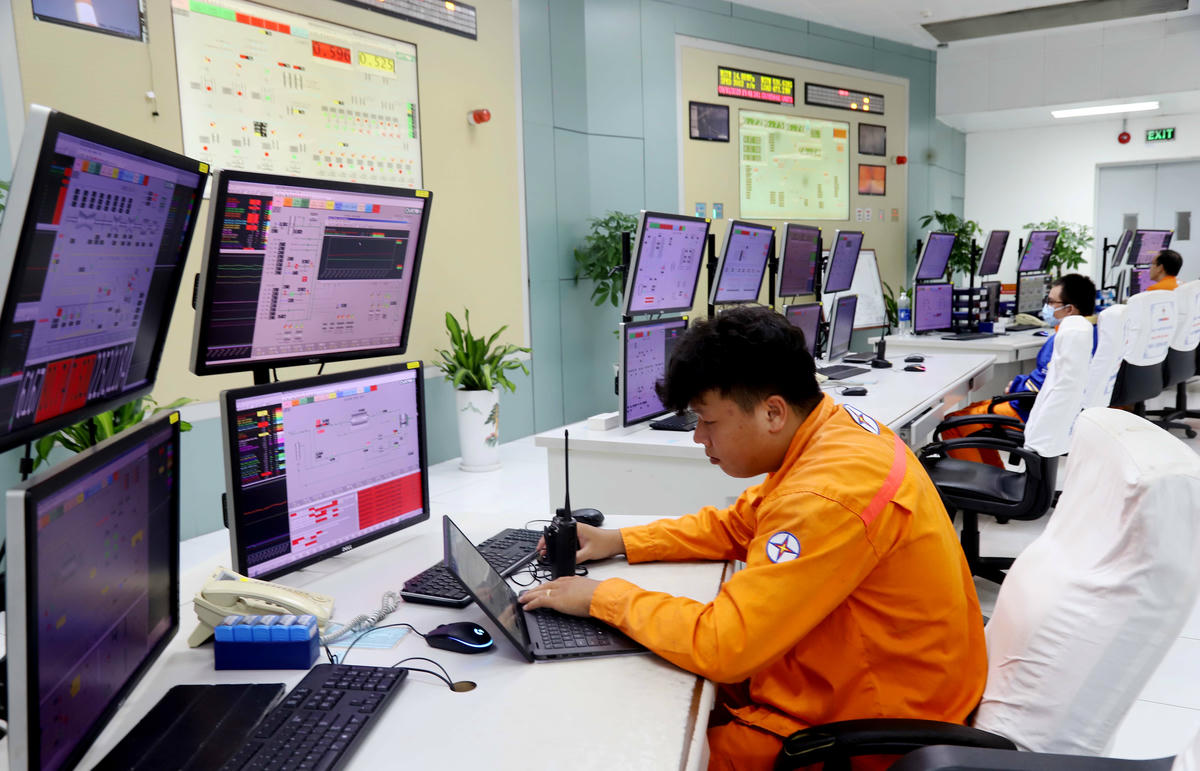 Các cán bộ kỹ thuật của Công ty Nhiệt điện Duyên hải tập trung cao độ chỉ đạo các tổ máy, đơn vị, sẵn sàng ứng phó với các trường hợp. Ảnh: Trung Kiên.    