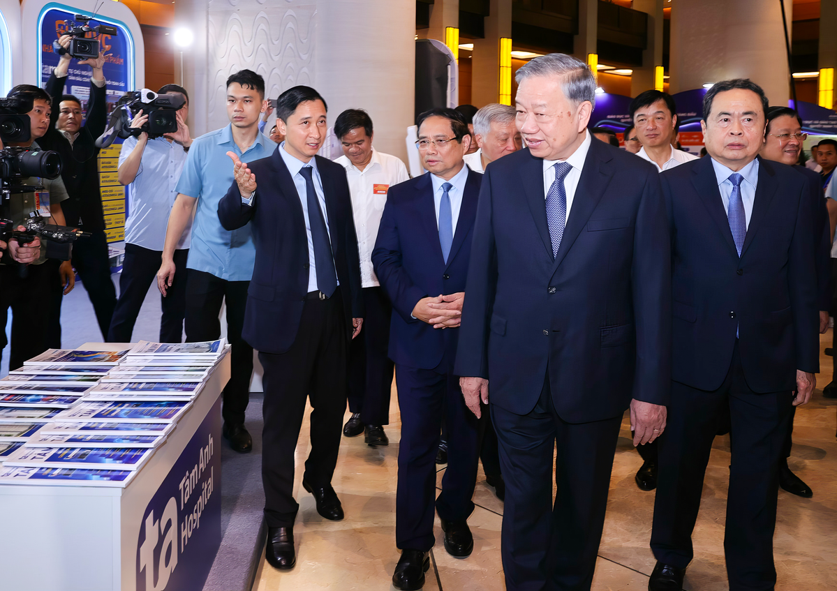 Ông Ngô Chí Dũng, Chủ tịch Hội đồng Quản trị Hệ thống Bệnh viện Đa khoa Tâm Anh giới thiệu với Tổng Bí thư Tô Lâm và các lãnh đạo cấp cao của Đảng, Nhà nước về khu vực trưng bày của Hệ thống Bệnh viện Đa khoa Tâm Anh tại triển lãm. Ảnh: Nhật Bắc.