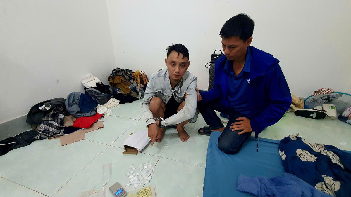  Khám nơi ở, lực lượng chức năng thu giữ 37 gói ketamine và 74 viên thuốc lắc (MDMA). Ảnh: SĐ.