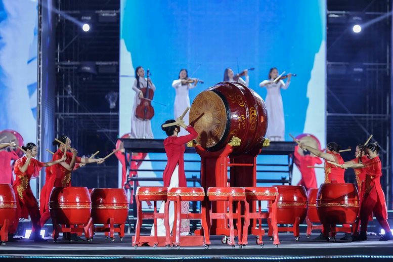 Chương trình nghệ thuật đặc sắc mang tên “Tôi yêu Tổ quốc tôi”. Ảnh: CP