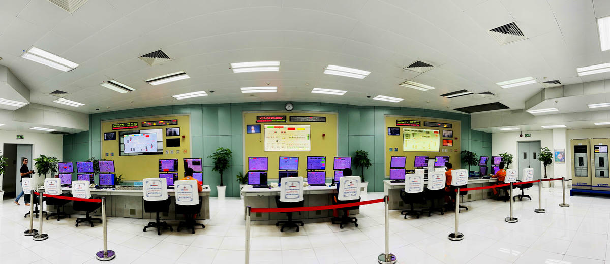 Toàn cảnh Phòng điều khiển Trung tâm NMNĐ Duyên Hải 1. Ảnh: Trung Kiên. 