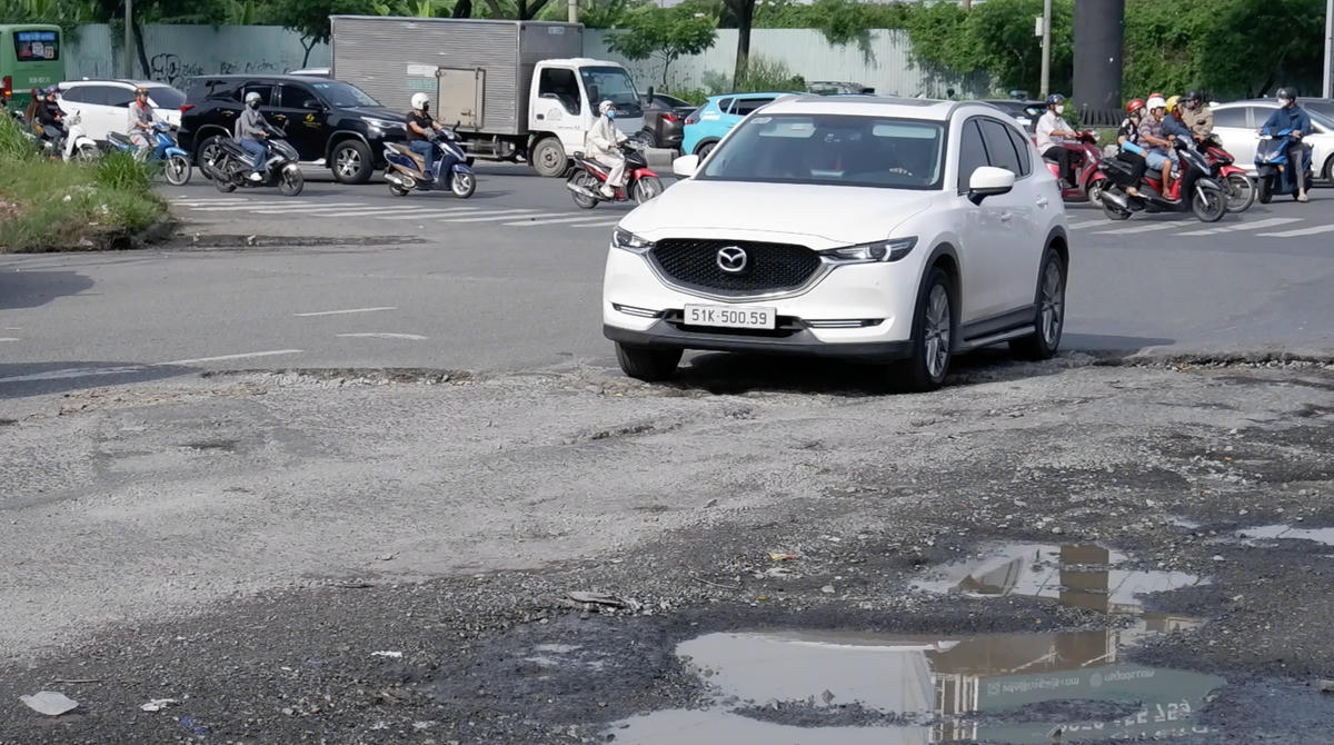 Các vết hư hỏng tiềm ẩn nhiều nguy cơ mất an toàn giao thông. Ảnh: Đ.X.