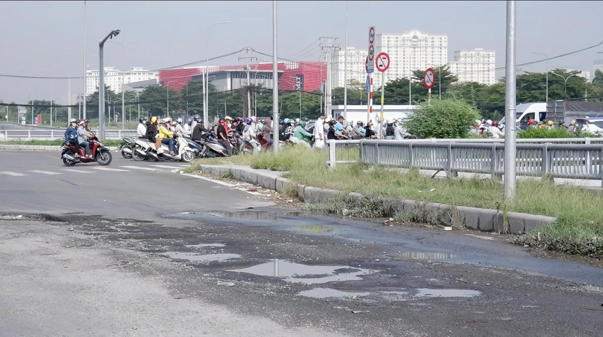 Khu vực bên trên hầm chui xuất hiện nhiều vết bong chong mặt đường. Ảnh: Đ.X.