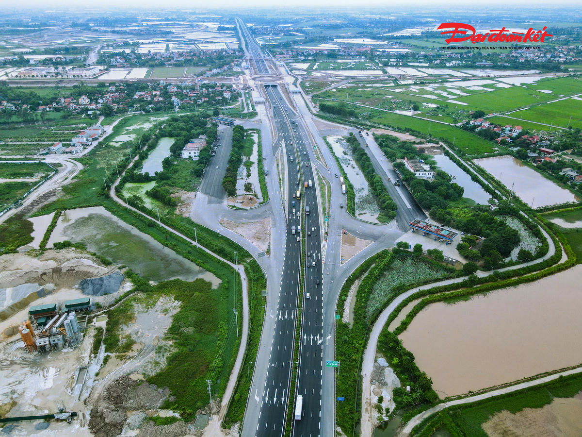 Dự án đầu tư xây dựng nút giao Phú Thứ và tuyến đường kết nối tại phường Hà Nam, tỉnh Ninh Bình được khởi công từ tháng 5/2023 với tổng mức đầu tư hơn 1.398 tỷ đồng. Ảnh: Đình Minh