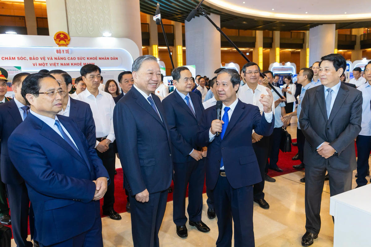 Tổng Bí thư Tô Lâm và các lãnh đạo Đảng, Chính phủ, Quốc hội tham quan triển lãm những thành tựu nổi bật ngành giáo dục.