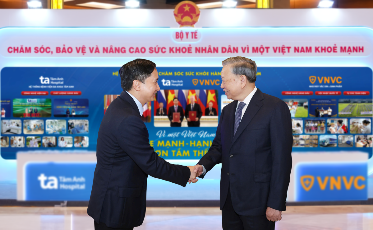 Ông Ngô Chí Dũng, Chủ tịch Hội đồng Quản trị Hệ thống BVĐK Tâm Anh, Vắc xin VNVC đón Tổng Bí thư Tô Lâm thăm gian trưng bày triển lãm của đơn vị. Ảnh: BVĐK Tâm Anh.