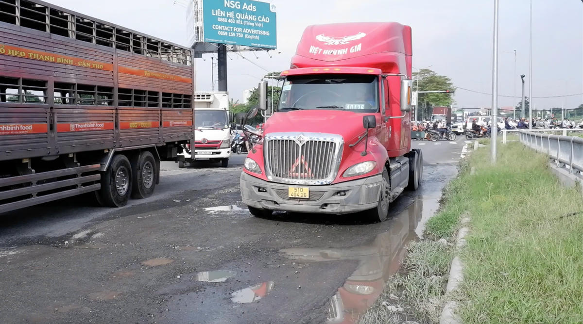 Đường dẫn xuống hầm chui cũng bị hư hỏng. Ảnh: Đ.X.