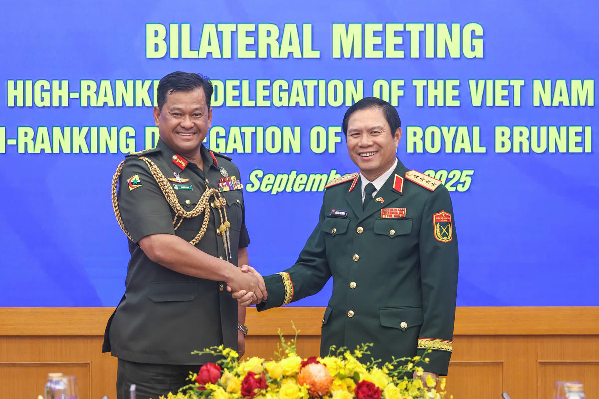 Đại tướng Nguyễn Tân Cương, Tổng Tham mưu trưởng Quân đội nhân dân Việt Nam và Thiếu tướng Dato Paduka Seri Haji Muhammad Haszaimi Bin Bol Hassan, Tư lệnh Quân đội Hoàng gia Brunei