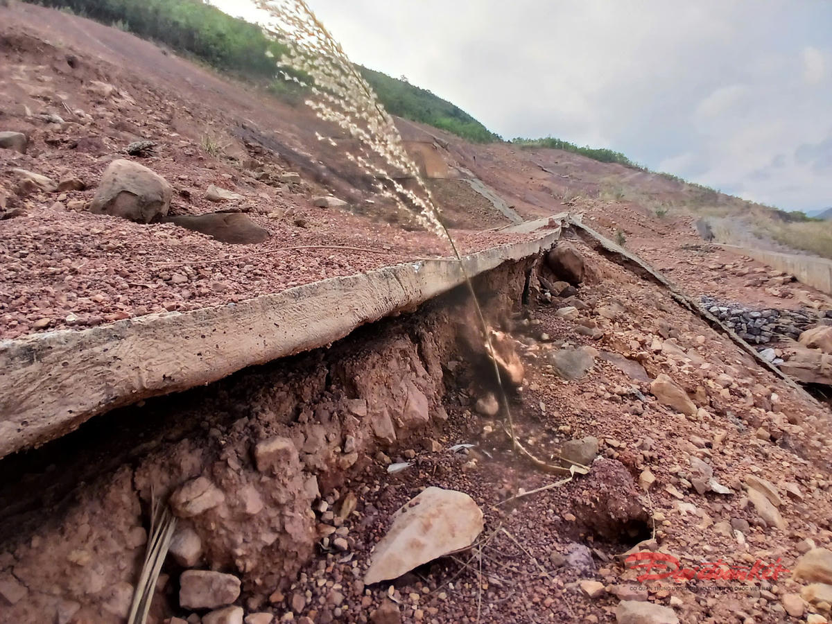 Kết cấu mái taluy bị kéo vênh. Ảnh: Nguyễn Quý.